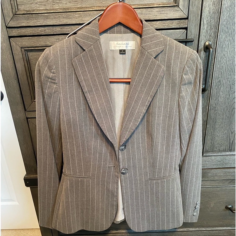 Tahari Pin Stripe Suit Women’s Size 4 Jacket and Pants